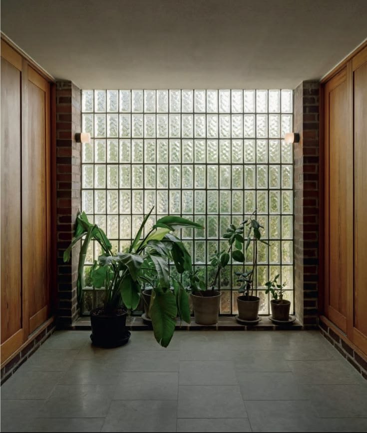 La bibliothèque — mur de livres